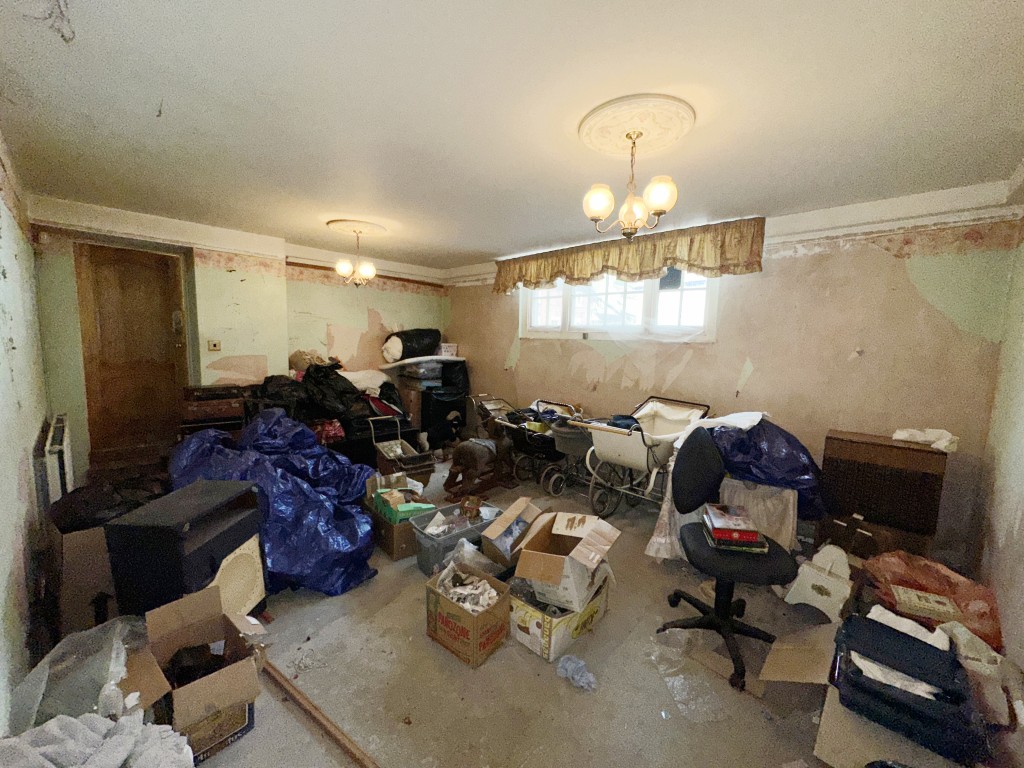 Lot: 145 - THREE-BEDROOM OLD SCHOOL UNIT WITH POTENTIAL - Main Bedroom